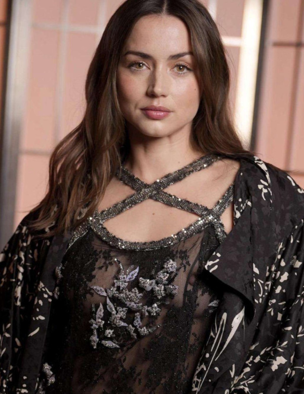 Ana de Armas, oops transparence à la Paris Fashion Week
