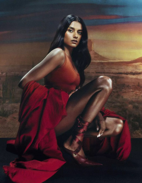 Simone Ashley, reine audacieuse de la mode pour Who What Wear