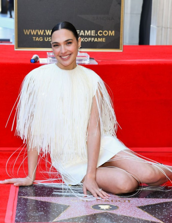 Gal Gadot : une étoile qui brille… et s’assoit !