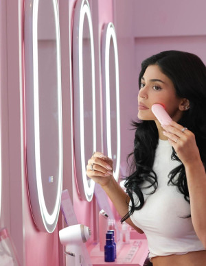 Kylie Jenner, reine du skincare ou du shopping chic ?