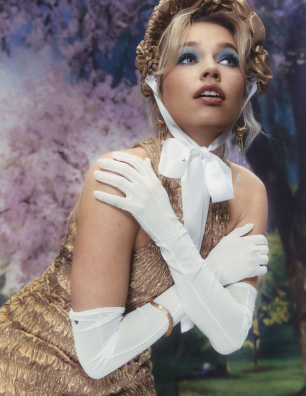 Thea Sofie Loch Naess, princesse dorée pour KK Magazine !