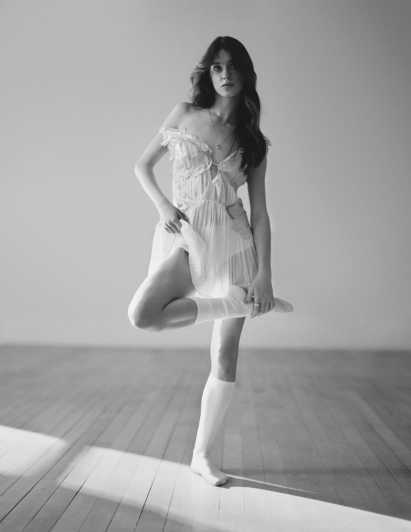 Daisy Edgar-Jones, reine du glamour… et des chaussettes hautes !