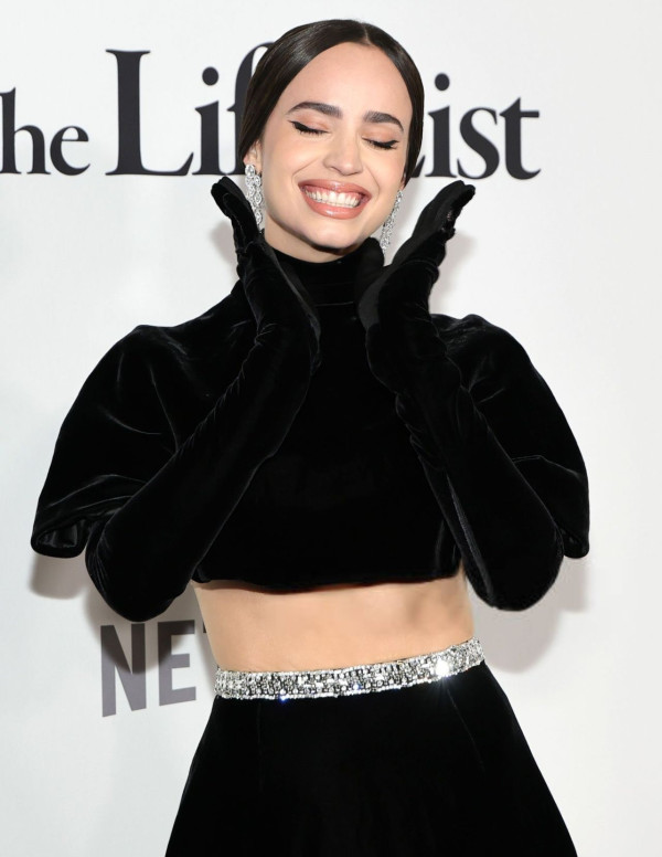 Sofia Carson éblouit à la première de The Life List !