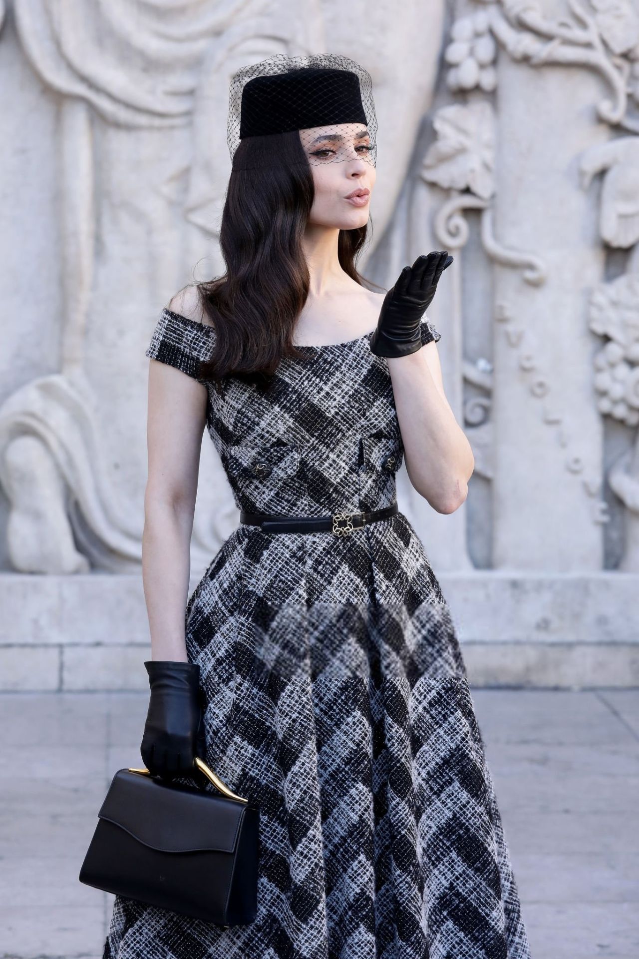 Sofia Carson, reine du chic à Elie Saab Paris 