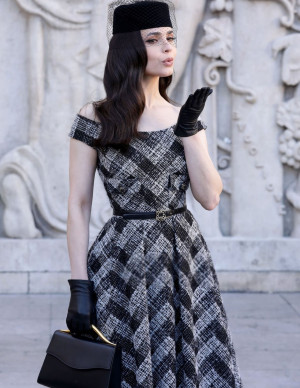 Sofia Carson, reine du chic à Elie Saab Paris 