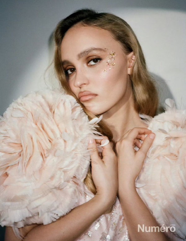 Lily-Rose Depp joue les statues pour Numéro China !