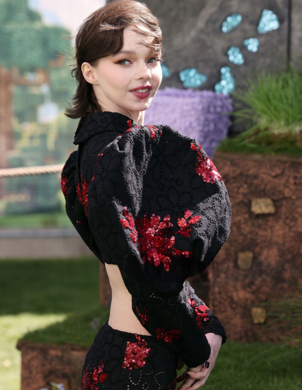Emma Myers s’éclate à la première de Minecraft Movie 