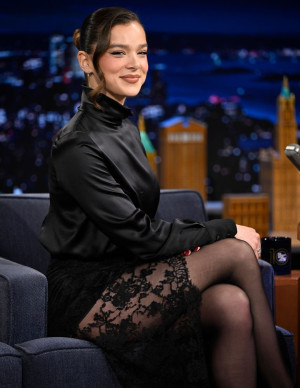 Hailee Steinfeld, reine de la dentelle chez Jimmy Fallon !