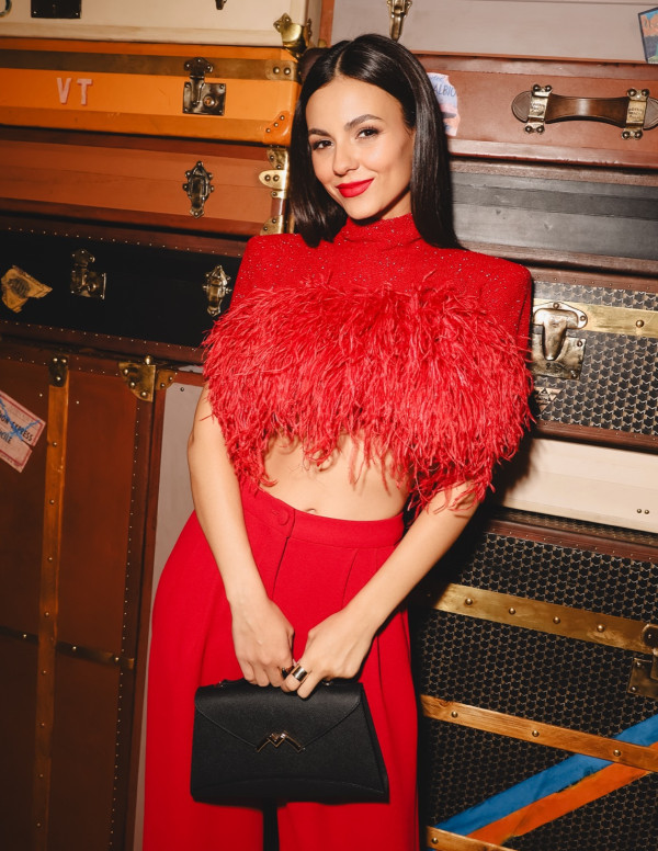 Victoria Justice : Rouge flamboyant, Moynat s’enflamme à Beverly Hills !