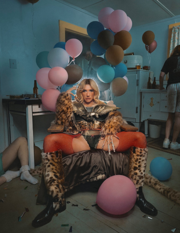Kesha, reine de la fête déjantée pour Paper Magazine !