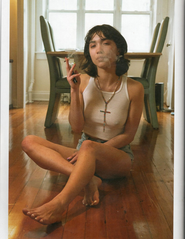 Rowan Blanchard fume l'élégance dans Face Magazine