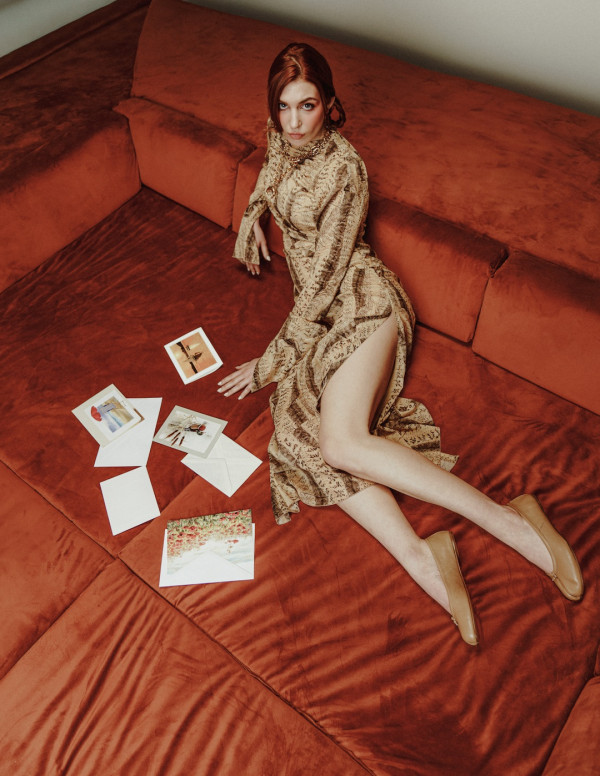 Sophie Nelisse, reine du canapé pour Cosmopolitan UK