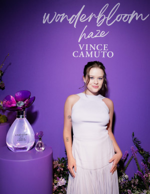 Ava Phillippe, princesse fleurie pour Vince Camuto 2025 !