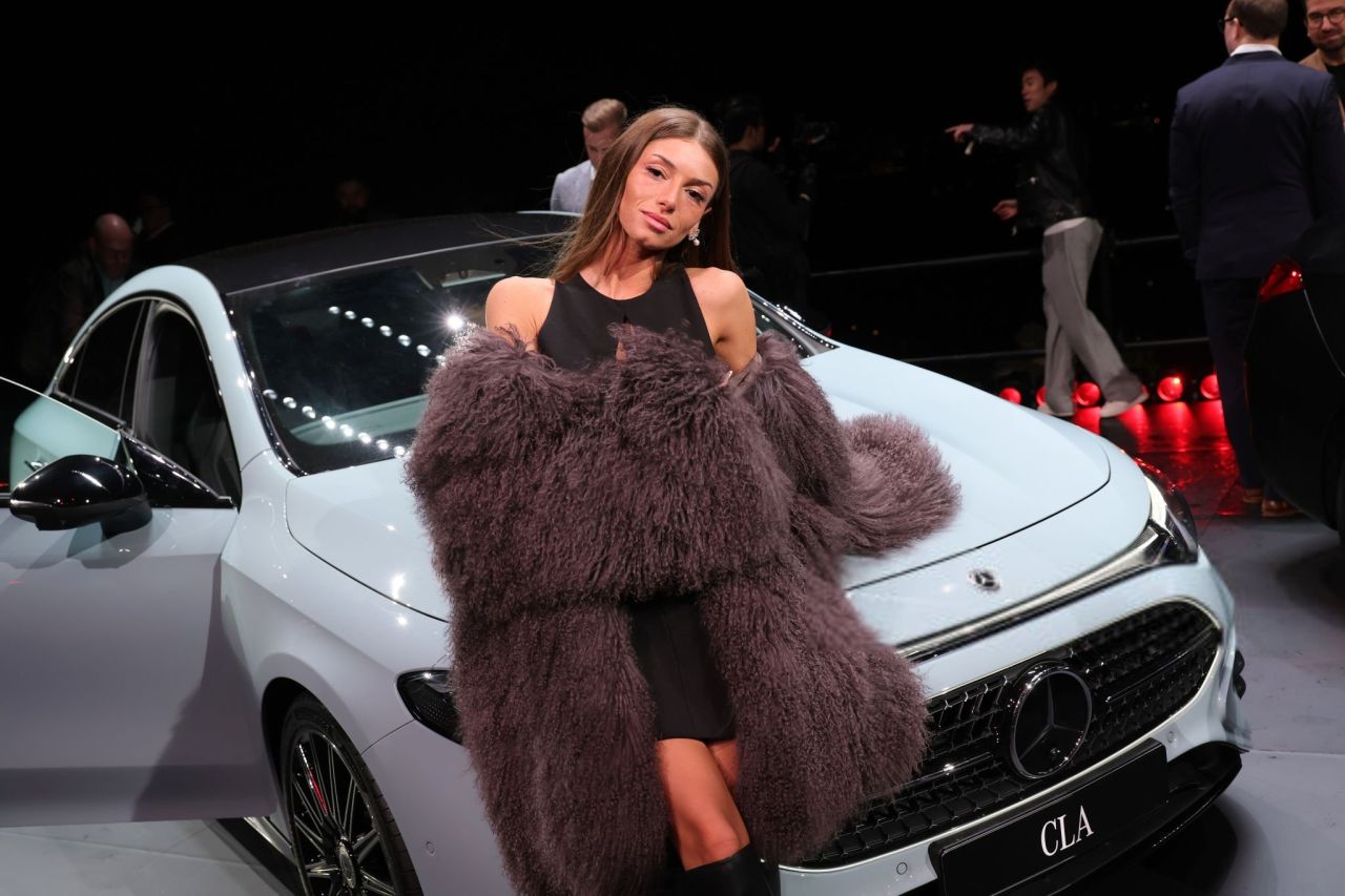 Mimi Keene, star glamour à la première Mercedes-Benz 2025 !