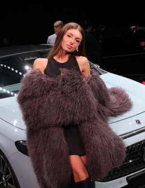 Mimi Keene, star glamour à la première Mercedes-Benz 2025 !
