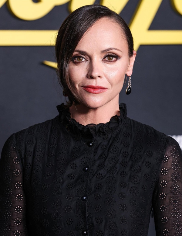 Christina Ricci mystique en noir à Yellowjackets Saison 3