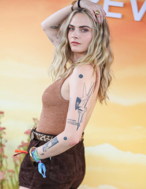 Cara Delevingne règne en reine au Revolve Festival 2025 !