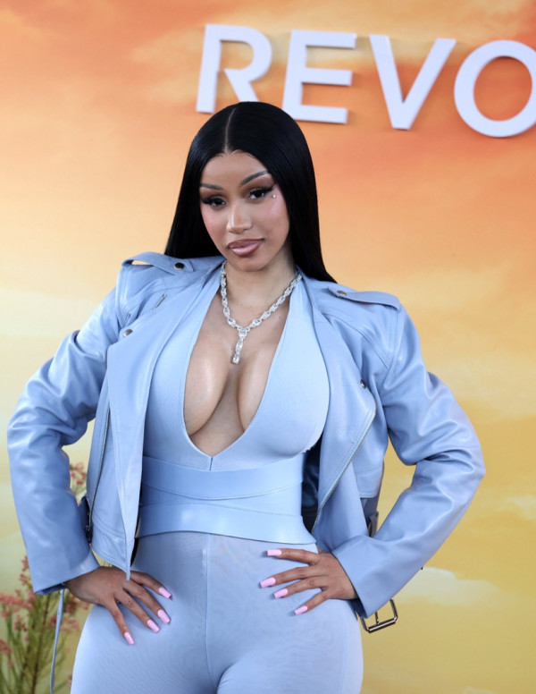 Cardi B fait trembler le désert au Revolve Festival !