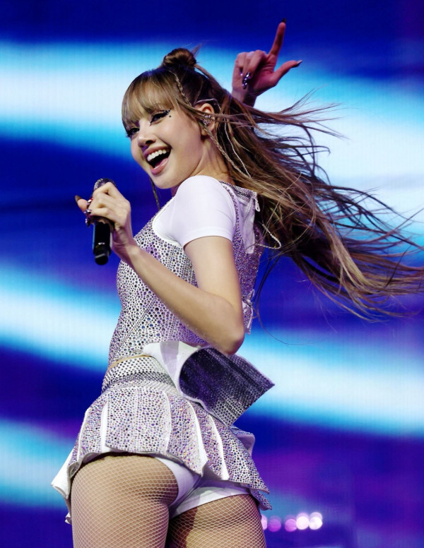 Lisa enflamme Coachella avec des tenues de dragon disco