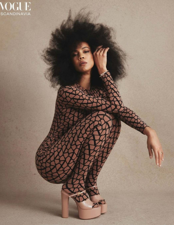 Maria Sten, reine des plumes et du style audacieux !