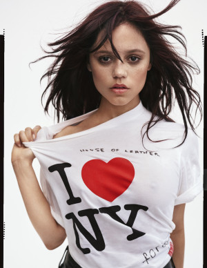 Jenna Ortega joue la rebelle pour V Magazine 