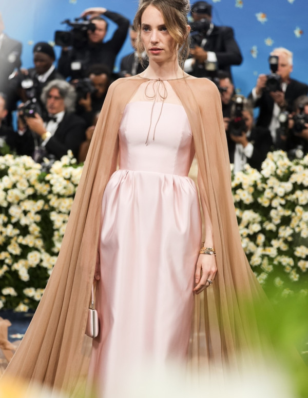 Maya Hawke joue la carte rétro au Met Gala