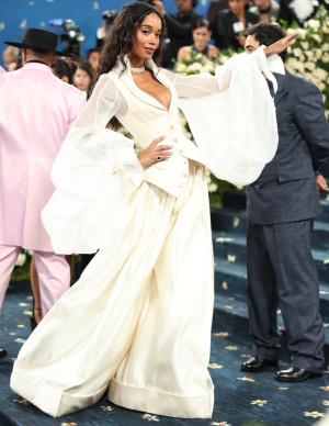 Laura Harrier transforme le Met Gala en défilé de grâce
