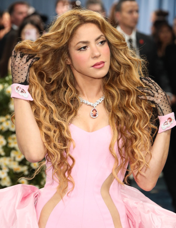 Shakira voit rose et défie le Met Gala 2025 