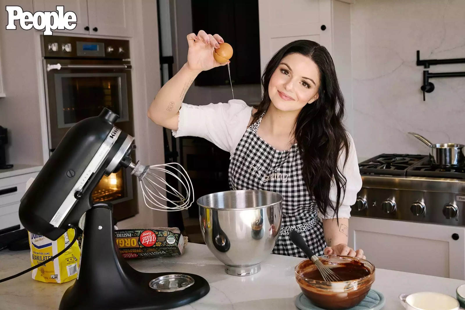 Ariel Winter chez People : la star qui casse des œufs !