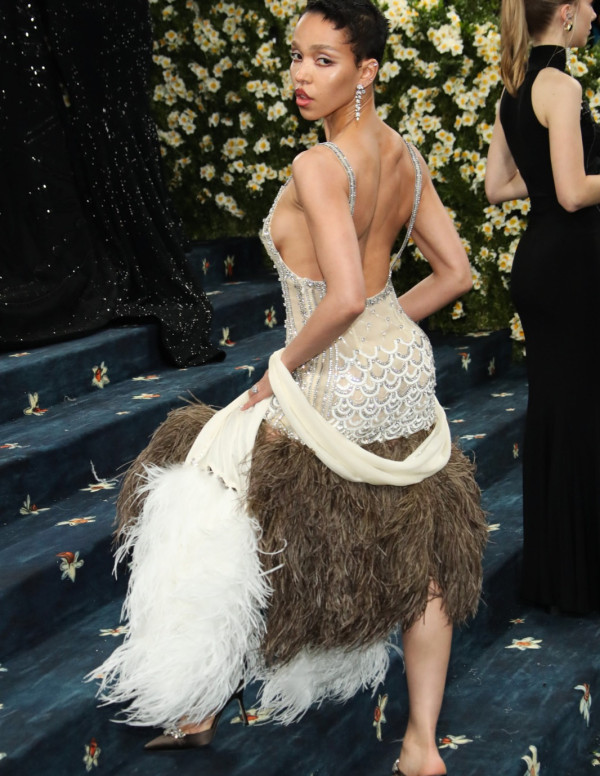 FKA Twigs au Met Gala : la couture, version plumeau de luxe !