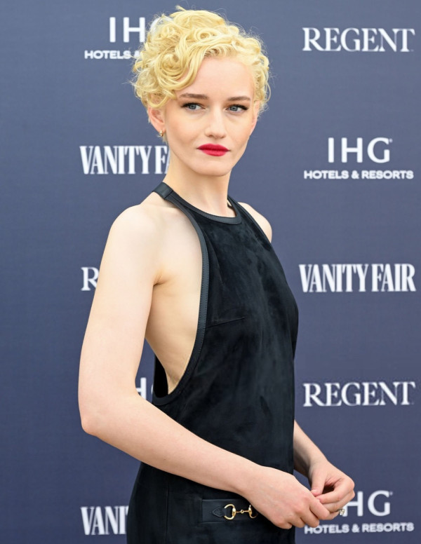 Julia Garner : la star qui préfère le noir… et Cannes !