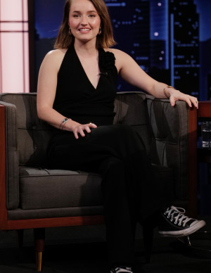 Kaitlyn Dever chez Kimmel : chic ou trop décontractée ?
