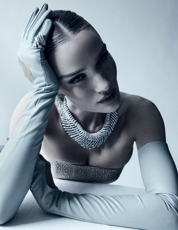Rosie, reine du temps et du bling-bling, nous éblouit sans effort !