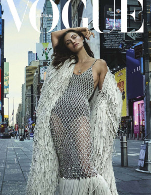 Phoebe Tonkin, reine des mariages et des ponts, brille en Vogue !