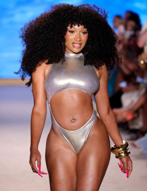 Megan Thee Stallion, reine du catwalk, brille plus que le soleil !