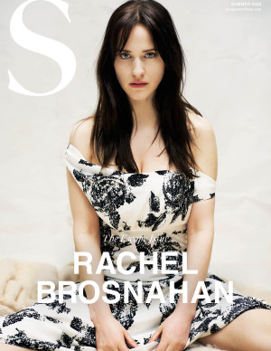Rachel Brosnahan, reine du style qui défie la gravité en couverture !