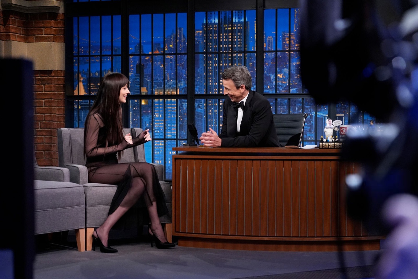 Dakota Johnson charme Seth Meyers en robe invisible !