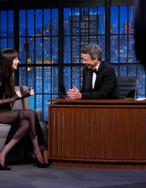 Dakota Johnson charme Seth Meyers en robe invisible !
