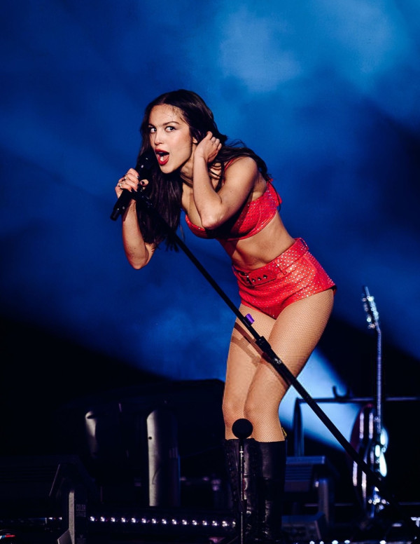 Olivia Rodrigo rocke le Governor's Ball en maillot rétro !