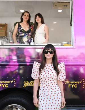 Les stars de Yellowjackets jouent les crèmes glacées VIP à Newport !