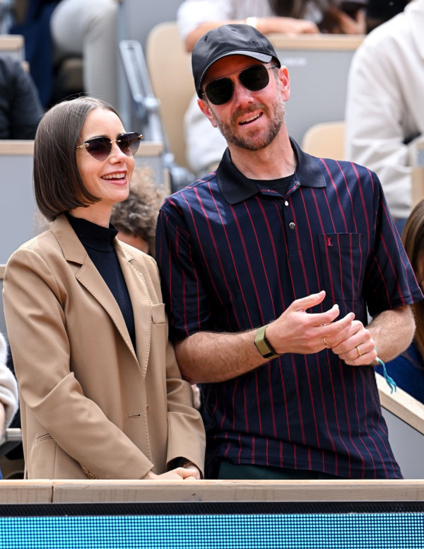 Lily Collins : Maîtresse du court… sans toucher une balle !