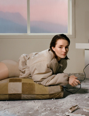 Kaitlyn Dever : Reine du canapé et championne des débris stylés !