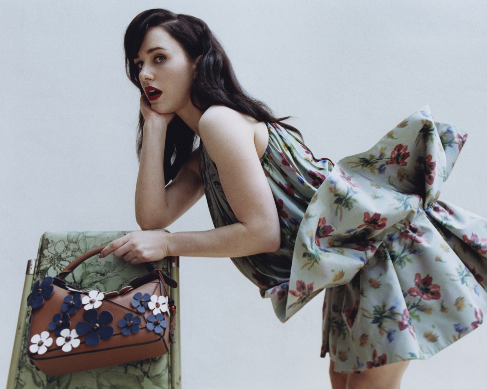 Rachel Brosnahan, la reine du glamour qui nous crie dessus avec style !