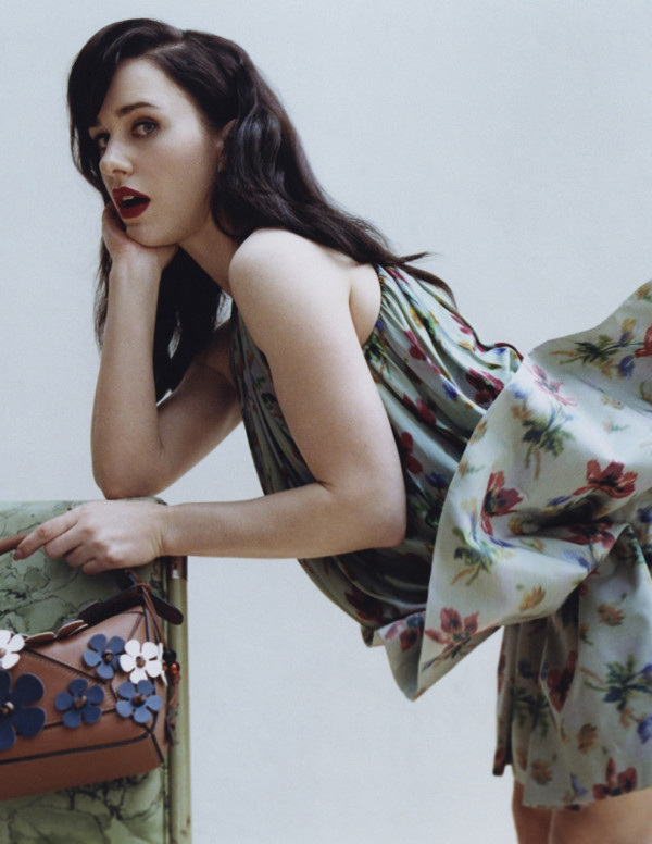 Rachel Brosnahan, la reine du glamour qui nous crie dessus avec style !