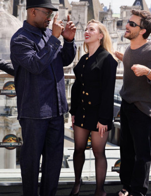 Scarlett Johansson : Reine des dinos en talons au sommet de Londres !