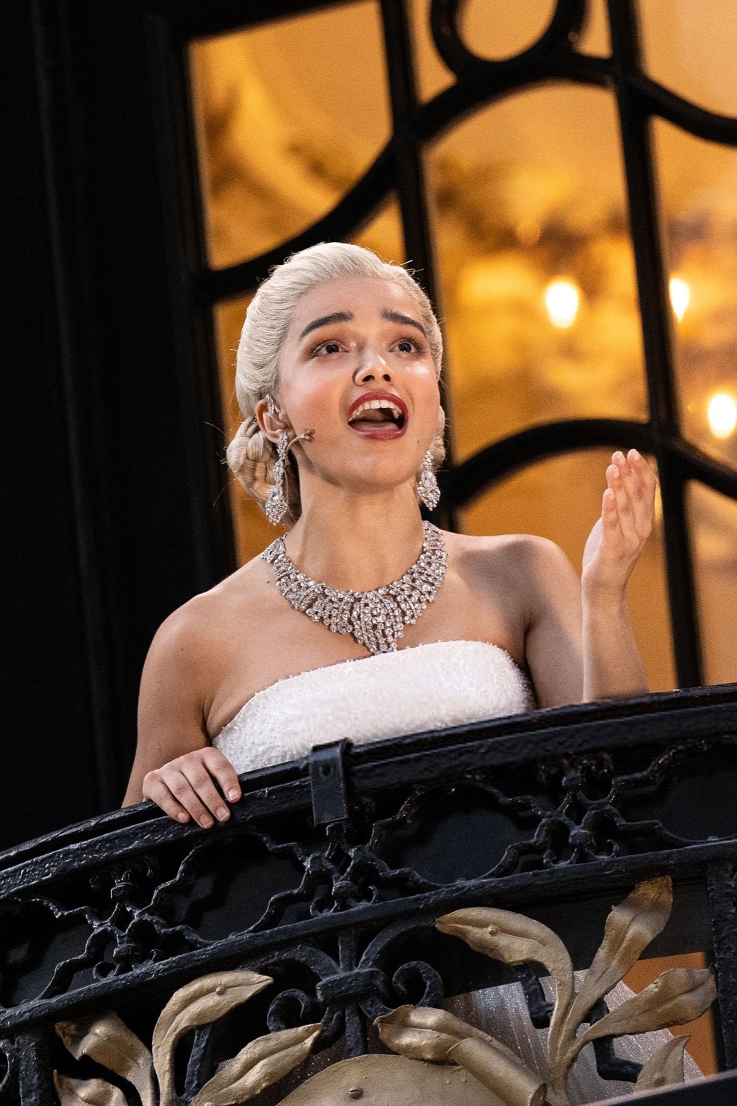 Rachel Zegler vole la vedette... et presque le balcon !