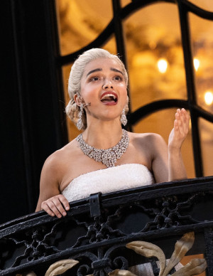 Rachel Zegler vole la vedette... et presque le balcon !