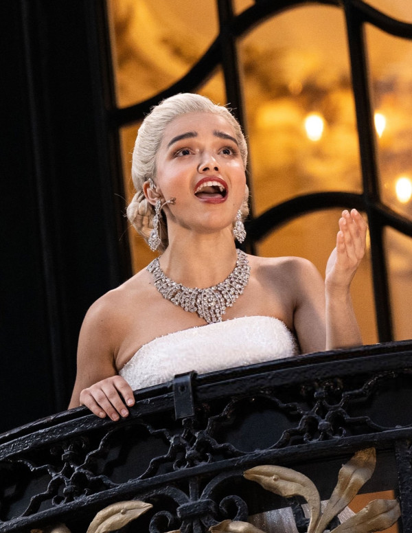 Rachel Zegler vole la vedette... et presque le balcon !