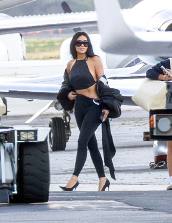 Kim K, la reine du jet privé en tenue qui défie la gravité !