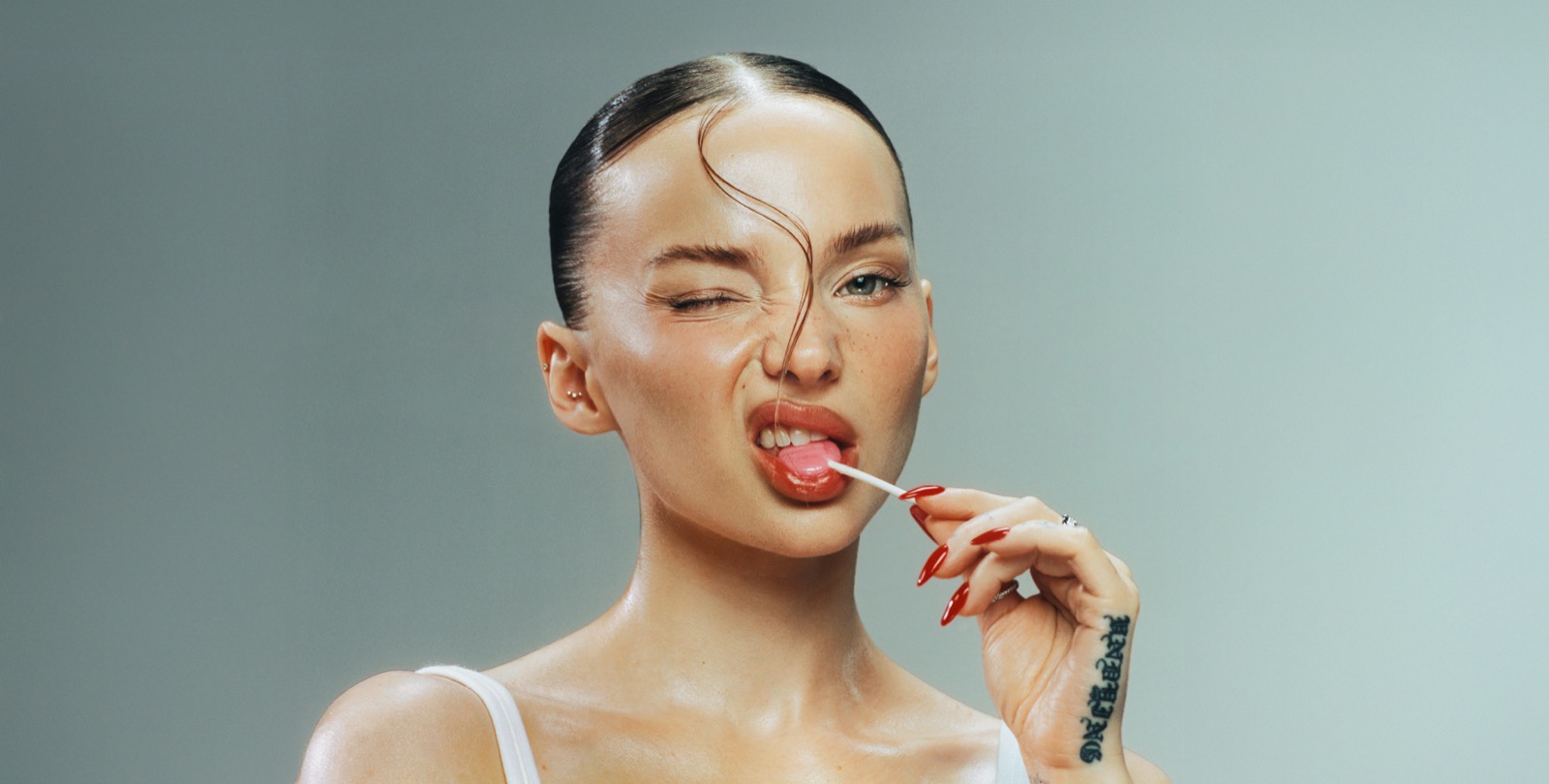 Dove Cameron, la reine du glamour… ou d’un shooting un peu too much !